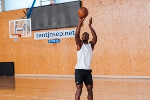 巴特勒社媒更新近期动态 一边度假一边训练两不耽误