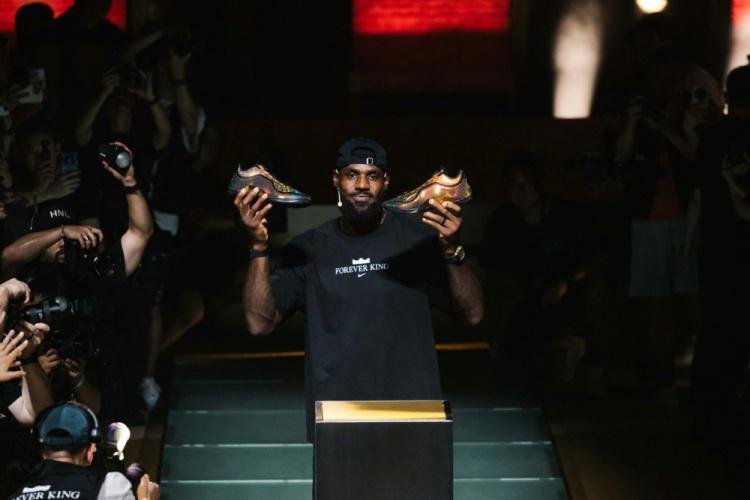 詹姆斯第23代战靴23款配色故事:致敬4冠 死亡之瞳 面具詹 屠龙詹